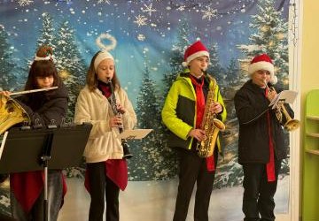 Kolędowanie z uczniami i p. Dyrektorem szkoły muzycznej.