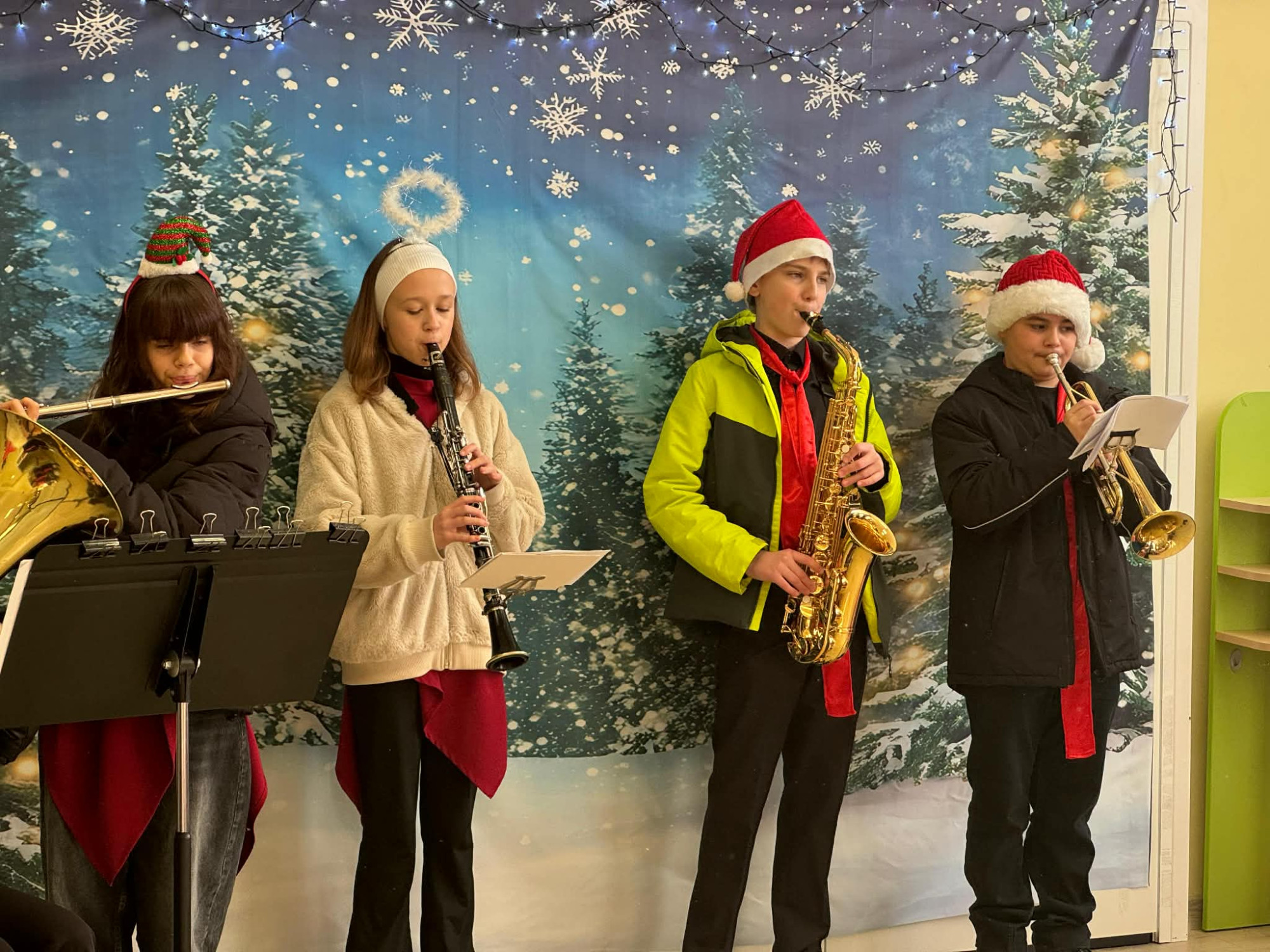 Kolędowanie z uczniami i p. Dyrektorem szkoły muzycznej.