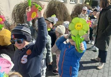Wiosenny pochód przedszkolaków